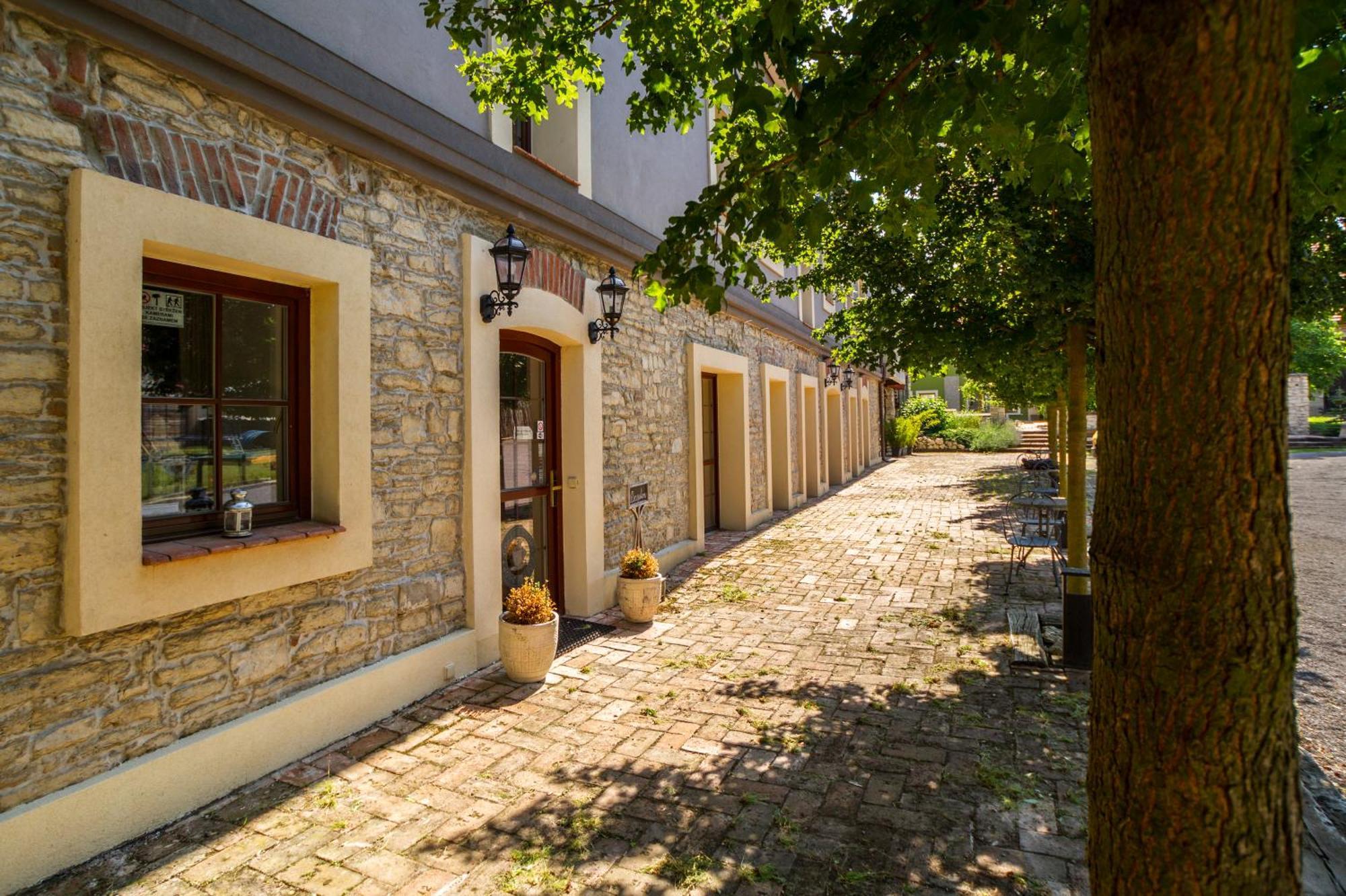 Chateau Nightingales Hostoun Esterno foto