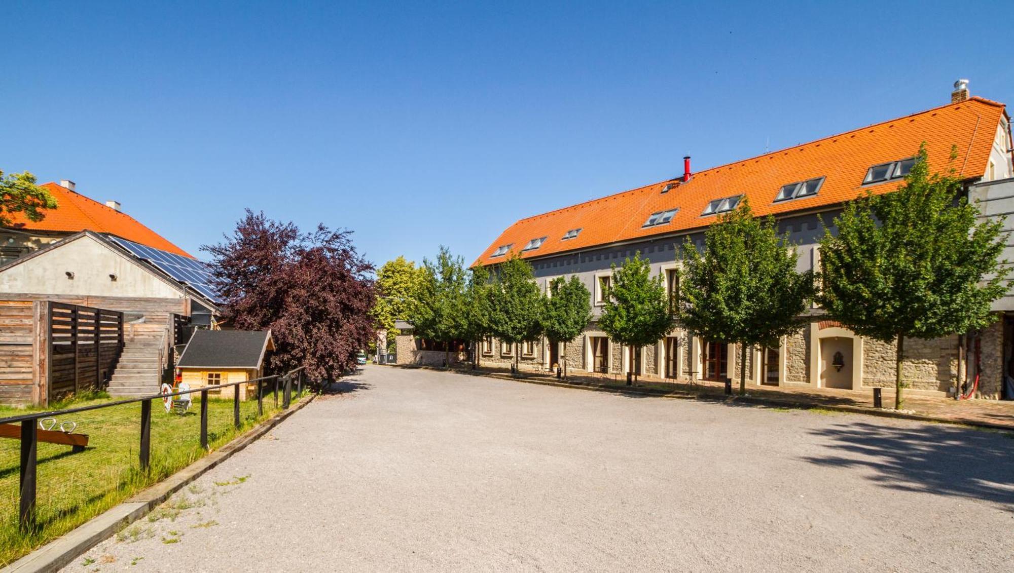 Chateau Nightingales Hostoun Esterno foto